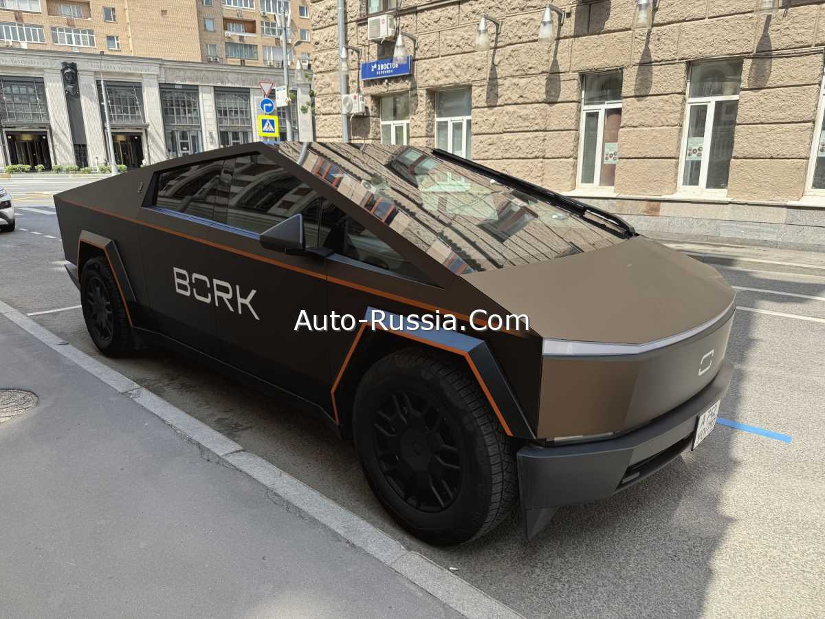 Электрический пикап Tesla Cybertruck на улице Москвы